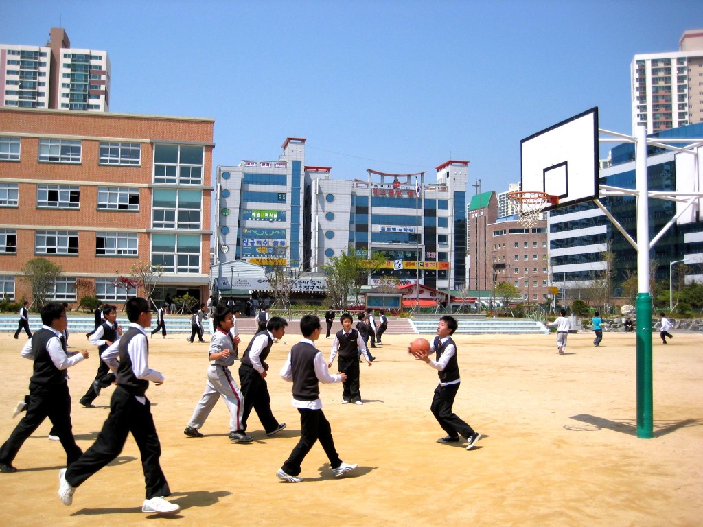 A group of South Korean students playing basketball at Busan Doosong Middle School. December 2008. (Samuel Orchard/Wikimedia Commons)