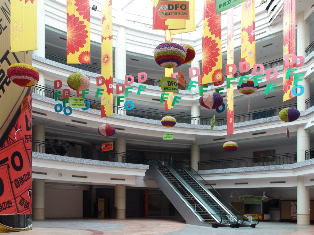 The New South China Mall in Guangdong is the largest mall in the world, yet is almost completely empty. February 13, 2010. (David290/Wikimedia Commons)