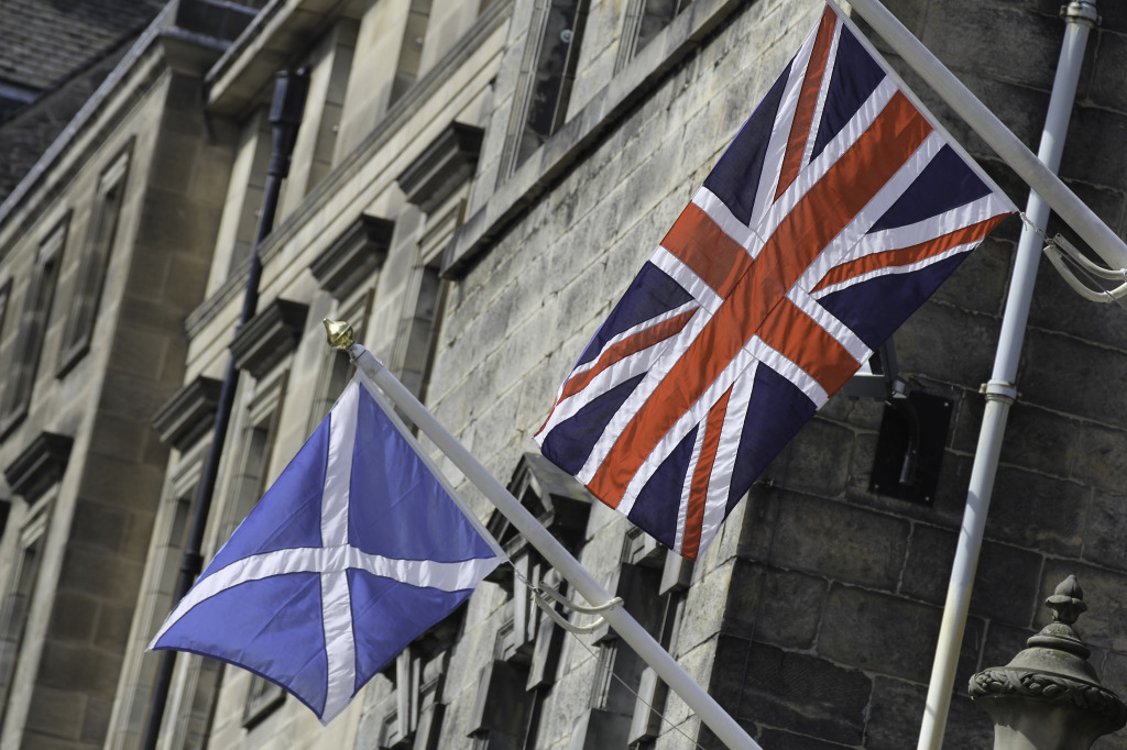 Flags of Scotland and the UK, August 2014. (Lawrence OP/Flickr Creative Commons)