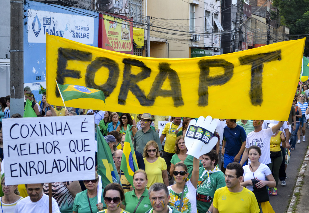 Brazilians take to the streets to protest the Worker’s Party’s (Partido dos Trabalhadores) policies and agitate for the impeachment of President Rousseff. (Editorial J/Flickr).