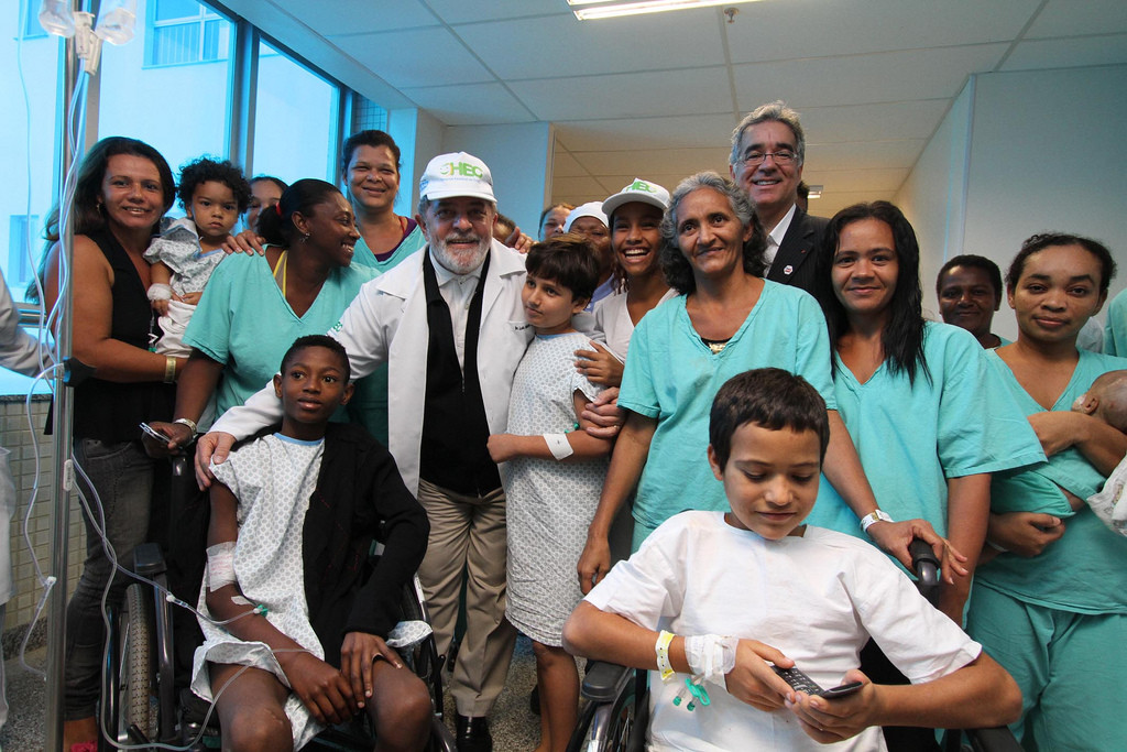 Former President Lula, beloved by the Brazilians for his expansive social policies and concern for the welfare of the people, visits a children’s hospital in Asa Norte, Brasilia. (Fotos GOVBA/Flickr).