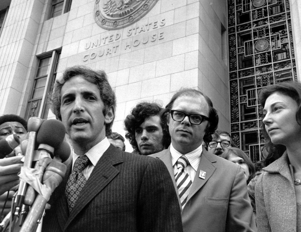 Former whistleblower Daniel Ellsberg at the Los Angeles courthouse, 1973; former colleague Anthony Russo and wife Patricia Ellsberg to his right. (Courtesy AP photos)