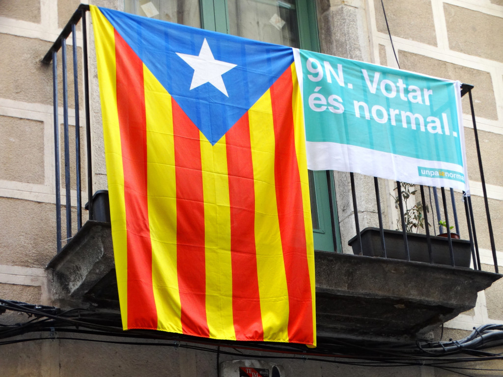 The pro-independence Catalan flag and the voting referendum poster reminding Catalan citizens that “it is good to vote.” 2014. (Adam Jones/Flickr Creative Commons).