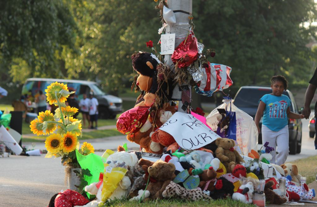 A memorial left for Michael Brown on the streets of Ferguson, Missouri. August 2014. (Source: VOA, Wikimedia Commons)