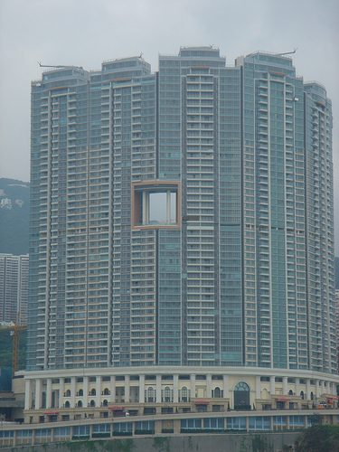 An example of a building following Feng Shui principles, alleviating environmental problems in the process. September 22, 2007. (timhill2000/Wikimedia Commons)