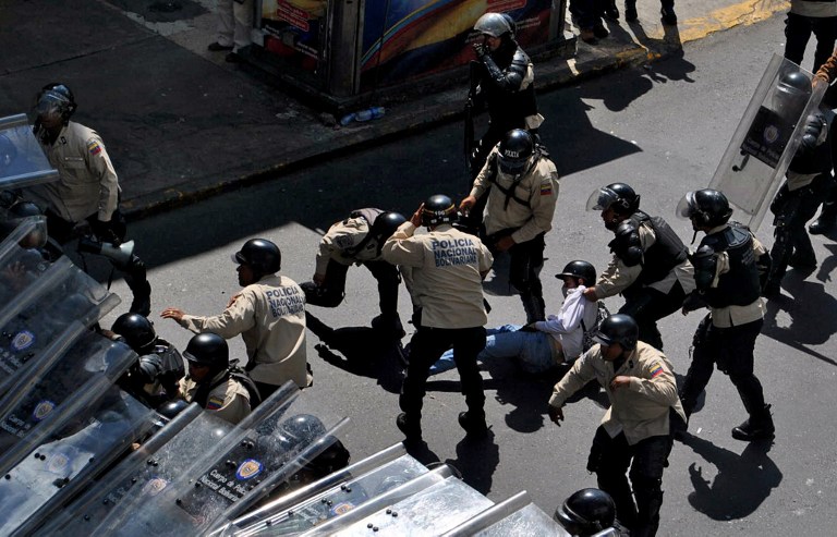 Venezuelan National Police arrest a student protestor during February 2014 political opposition demonstrations in Caracas. (Flickr/Diariocritico de Venezuela)