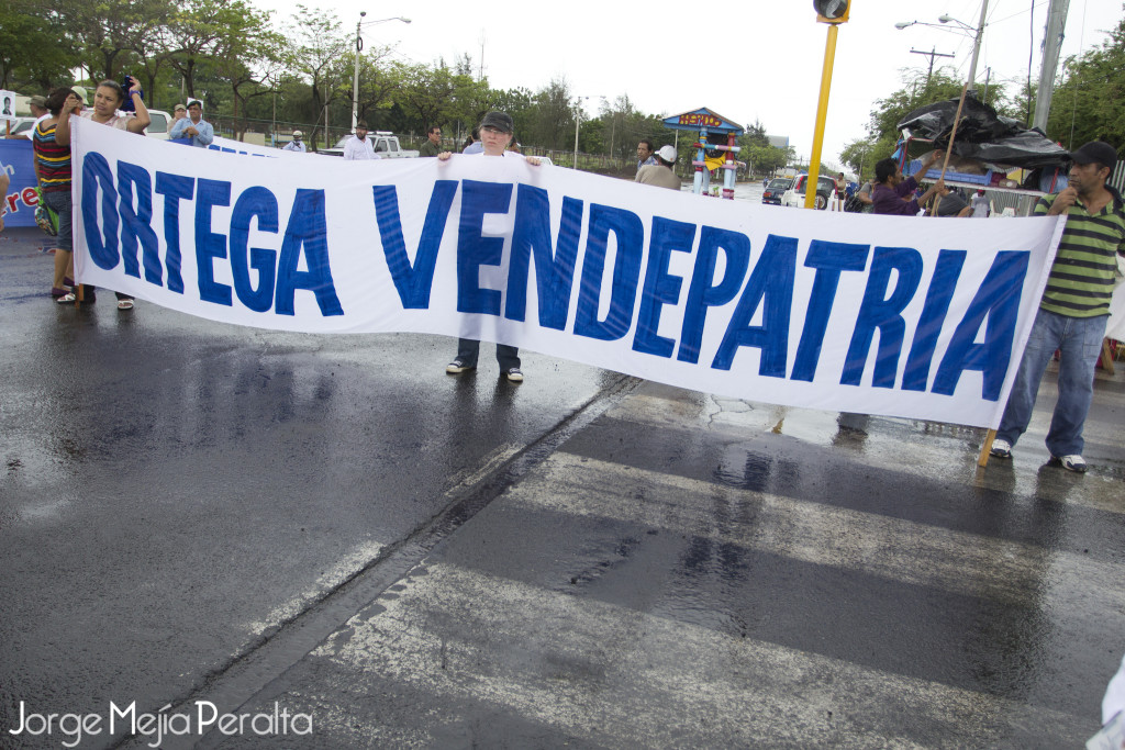 Protesters lift banner accusing President Daniel Ortega of selling the country. June 13, 2013. (Jorge Mejia Peralta/Flickr Creative Commons)