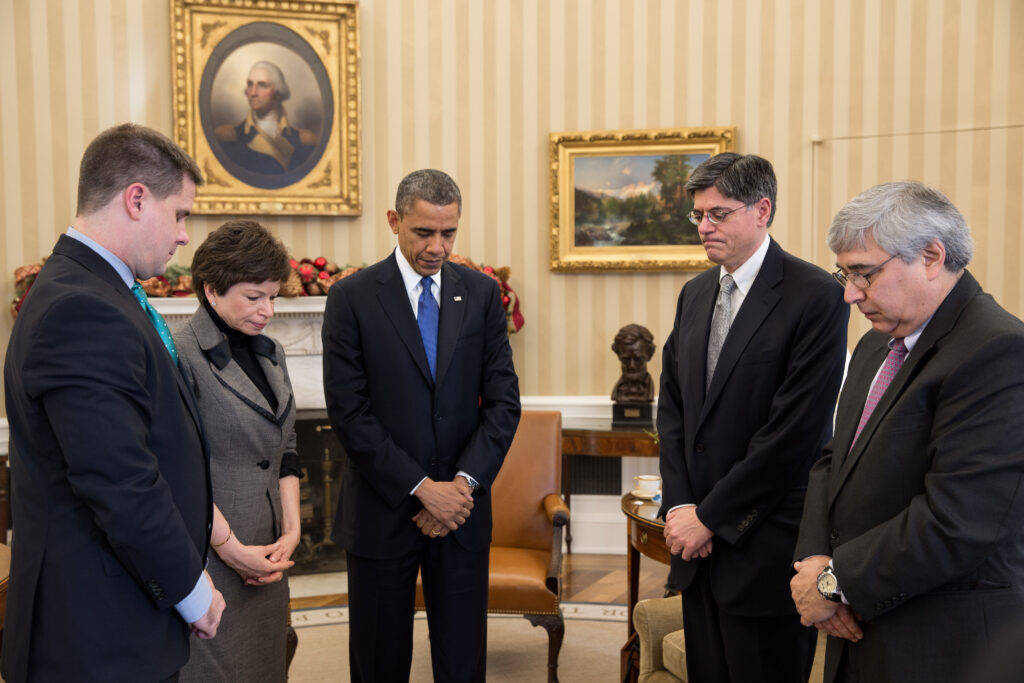 Minute_of_silence_at_White_House_for_Sandy_Hook_school_shooting