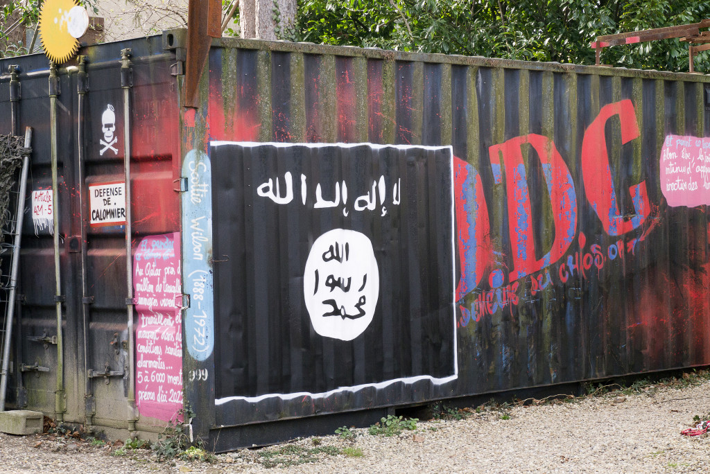 The Flag of the Islamic State as graffiti in St.-Romain-au-Mont-d'Or, Rhone-Alpes, France. March 9, 2015. (Thierry Ehrmann)