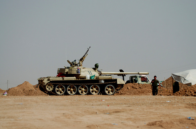 Kurdish Peshmerga tank engaged near IS territory. 2014. (Enno Lenze, Wikipedia Commons)